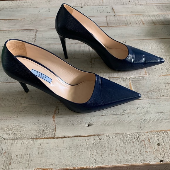 Beautiful Blue Leather Prada Pumps. - Picture 3 of 9